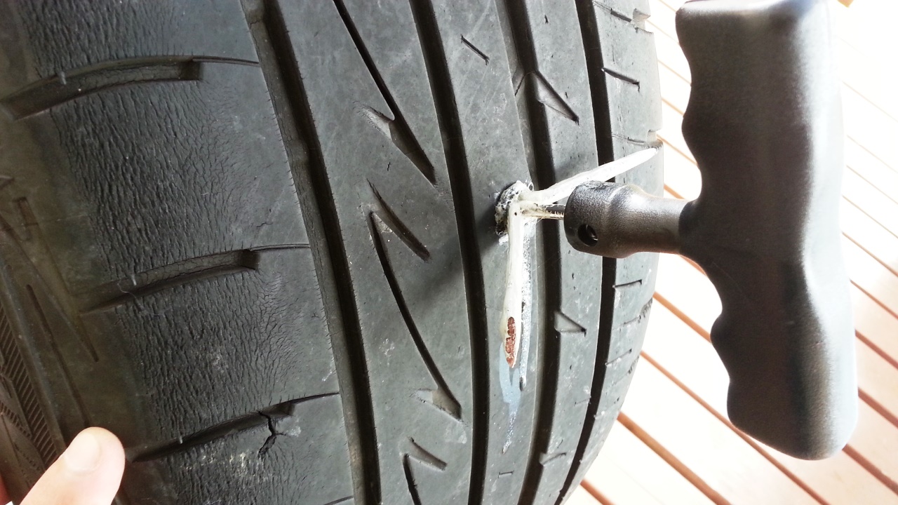 自分で車のタイヤのパンクを修理する方法