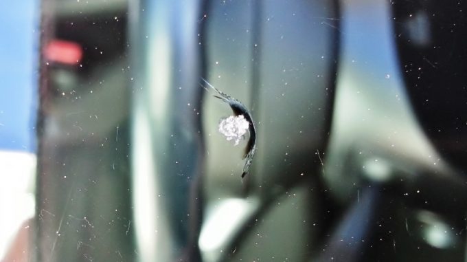 フロントガラスの飛び石傷を自分で修理（DIYリペア）する方法