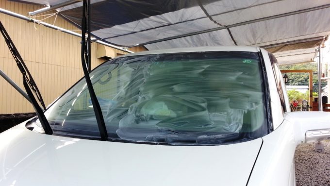 自動車のフロントガラスの油膜をきれいに取り除く方法