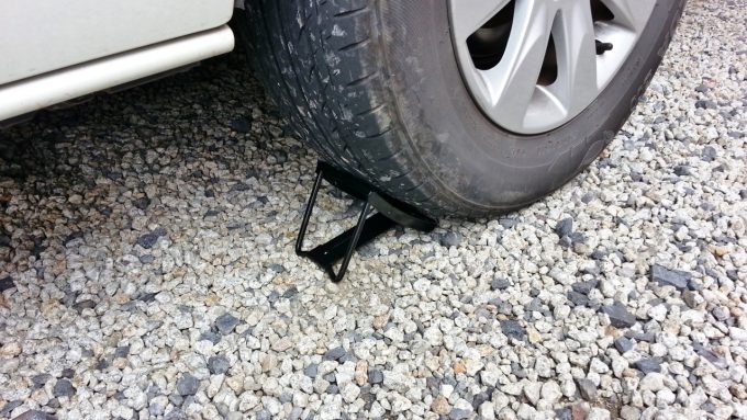タイヤストッパーをジャッキアップの対角線上にあるタイヤの前に置く