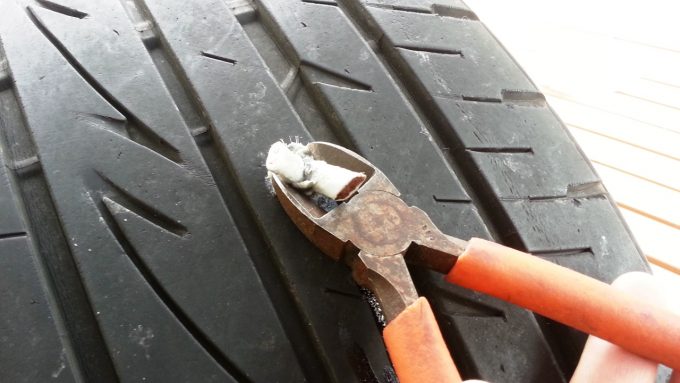 タイヤ修理で残った部分を切り取る