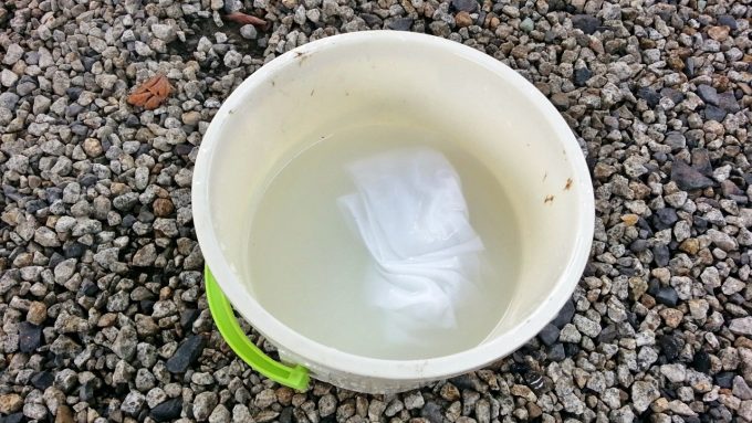 油膜取りキイロビンで真っ白になったバケツの水